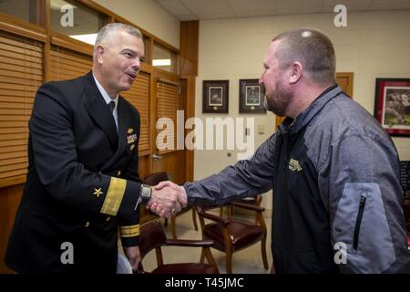 MOBILE, Alabama (fév. 28, 2019) Arrière Adm. Ronald R. Fritzemeier, ingénieur en chef, Space and Naval Warfare Command, rencontre avec Jason Richardson, Davidson High School principal, avant une réunion avec l'école des cadets du JROTC en l'honneur de la Semaine de la Marine Mobile. Le programme de la Semaine de la Marine est le principal effort de sensibilisation de la marine dans les régions du pays sans une importante présence de la Marine. Banque D'Images