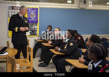 MOBILE, Alabama (fév. 28, 2019) Des cadets de la Marine Commandant Qualin JROTC Westbrook, un étudiant de Davidson High School, donne une présentation à l'arrière Adm. Ronald R. Fritzemeier, ingénieur en chef, Space and Naval Warfare Command, au cours de sa visite sur la Marine Mobile 7. Le programme de la Semaine de la Marine est le principal effort de sensibilisation de la marine dans les régions du pays sans une importante présence de la Marine. Banque D'Images