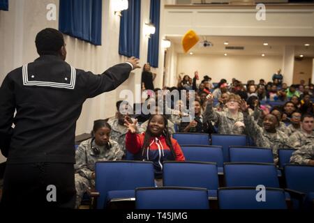 MOBILE, Alabama (fév. 28, 2019) Les élèves de la Marine américaine au cours de swag recieve jour marine à Murphy High School s'est tenue à l'appui de la semaine Marine Mobile. Le programme de la Semaine de la Marine est le principal effort de sensibilisation de la marine dans les régions du pays sans une importante présence de la Marine. Banque D'Images