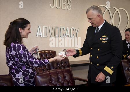 MOBILE, Alabama (fév. 28, 2019) Hayley V. Anvers, portail de l'innovation directeur exécutif, présente l'arrière Adm. Ronald R. Fritzemeier, ingénieur en chef, Space and Naval Warfare Command, avec une boulangerie locale témoin pendant sa visite sur Marine Mobile 7. Le programme de la Semaine de la Marine est le principal effort de sensibilisation de la marine dans les régions du pays sans une importante présence de la Marine. Banque D'Images