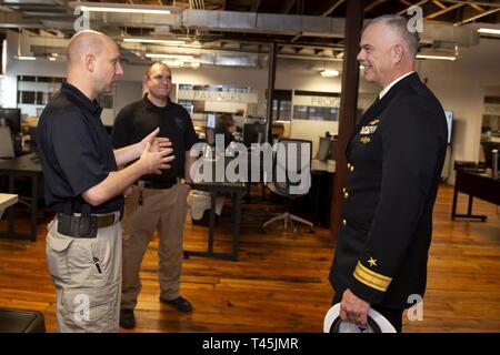 MOBILE, Alabama (fév. 28, 2019) Ville de Police Mobile Ministère Cmdr. Kevin Levey (gauche) parle d'Adm arrière. Ronald R. Fritzemeier, ingénieur en chef, Space and Naval Warfare Command, sur sa tournée de l'Équipe spéciale Cyber Mobile Mobile Ministère au cours de la Semaine de la Marine. Le programme de la Semaine de la Marine est le principal effort de sensibilisation de la marine dans les régions du pays sans une importante présence de la Marine. Banque D'Images