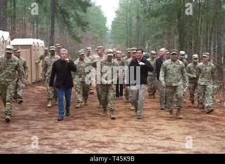 Secrétaire de l'Armée Mark T. Esper, promenades à travers les ruelles de badge d'infanterie d'experts avec le général commandant de la 82nd us Airborne Division, le Major Général James Mingus et des dirigeants de l'ensemble de la division voir de première main comment nos parachutistes train pour rester prêt pour la lutte au cours de sa visite à Fort Bragg, N.C., 1 er mars 2019. Banque D'Images