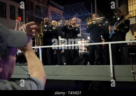 MOBILE, Alabama (1 mars 2019) du sud-est de la bande marine effectue dans le Crewe de Colomb Mardi Gras Parade lors de la Semaine de la Marine Mobile. Le programme de la Semaine de la Marine est le principal effort de sensibilisation de la marine dans les régions du pays sans une importante présence de la Marine. Banque D'Images