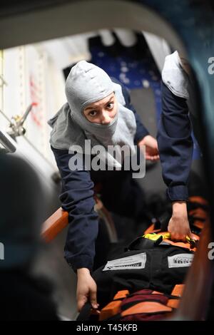 Océan Pacifique (Mar. 2, 2019) 3ème classe Spécialiste logistique Denise Nunez, d'Albuquerque, Nouveau Mexique, transporte une victime simulée par un ladderwell au cours d'un exercice de contrôle des avaries à bord du porte-avions USS Theodore Roosevelt (CVN 71). Theodore Roosevelt mène des opérations de routine dans le Pacifique Est. Banque D'Images