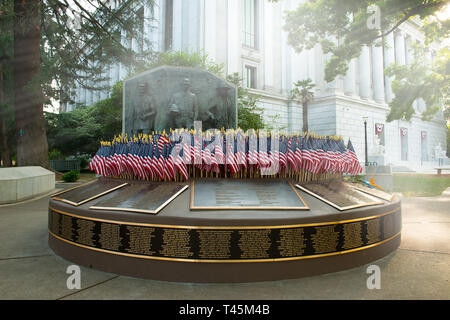 Sacramento, CA, USA / 05-05-2015 : image éditoriale de l'agent de la paix, monument au California State Capitol park Banque D'Images
