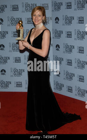 LOS ANGELES, CA. 19 janvier 2003 : EDIE FALCO au 60th Annual Golden Globe Awards au Beverly Hills Hilton. © Paul Smith / Featureflash Banque D'Images