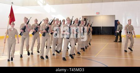 Moscou, Idaho - Naval Reserve Officers Training Corps (NROTC) aspirants à l'Université de l'Utah participer à une compétition de drill ordre près de l'Université de Michigan Student Centre de loisirs dans le cadre de la marine nord-ouest 2019 Concours, 2 mars. NROTC Plus de 270 étudiants des universités de New York et Washington, l'état de l'Utah, l'état de l'Oregon et Washington ont concouru dans les exercices militaires, académiques et athlétiques au cours de la compétition un jour. Northwest Marine a eu lieu sur une base de rotation entre les quatre écoles depuis 1957. Banque D'Images