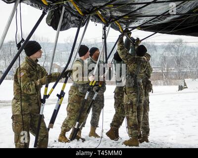 L'ARMÉE AMÉRICAINE Reseve soldats du 744th bataillon de la Police militaire, dont le siège est à Easton, Pennsylvanie, procéder à un champ de trois jours de l'entraînement à Fort Indiantown Gap, Tennessee, au cours d'une bataille assemblée générale week-end à compter du 1er mars 2019. Au cours de l'exercice sur le terrain, les soldats formés sur MP l'adresse au tir d'artillerie, les opérations de détention et d'artisanat sur le terrain. Banque D'Images