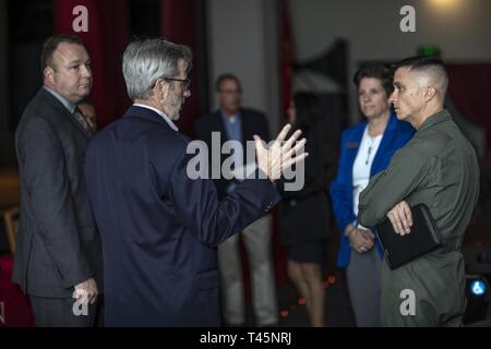 Matt Jordan, directeur du programme de logement, centre, parle avec le Colonel Charles Dockery, commandant de Marine Corps Air Station Miramar, lors d'une manifestation communautaire pour le logement dans l'installation au MCAS Miramar, Californie, le 6 mars. MCAS Miramar a tenu cet événement pour obtenir les avis publics sur ce qui peut être fait pour améliorer la qualité de vie pour le MCAS Miramar communauté. Banque D'Images