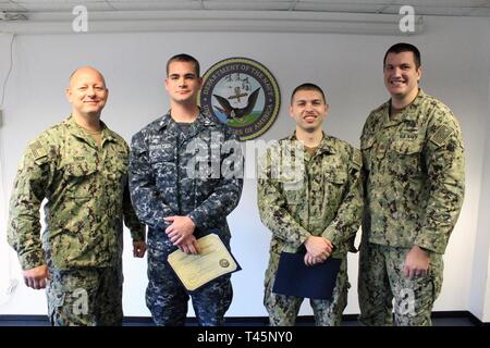 FORT GORDON, GA (5 mars 2019) Le Centre de formation de la guerre de l'information (CIWT) Dét. Fort Gordon a annoncé sa première élève du mois lauréats, le 5 mars. Sur la photo de gauche à droite sont Master Chief Cryptologic John Technicien en électronique, Dikun CIWT Det. Senior leader fort Gorgone enrôlé ; technicien Cryptologic (2e classe) d'interprétation Josiah Kerstetter, Élève du mois ; technicien électronique Seaman Rodolfo Gutierrez, Élève du mois ; et le lieutenant Cmdr. Joseph Kruppa, CIWT Det. Fort Gordon officier en charge. Banque D'Images