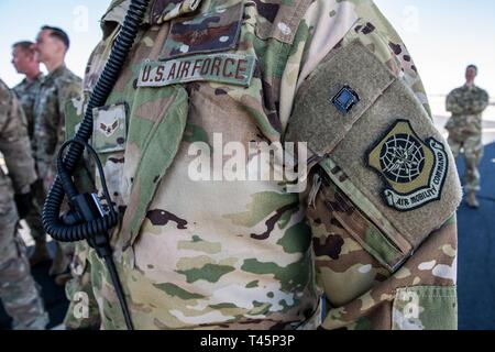 1ère classe aviateurs Jaden T. Townsend, un aviateurs affectés à la 40e, 317e Escadron de transport aérien des opérations de transport aérien, groupe 317e Airlift Wing, Dyess Air Force Base, Texas, communique avec l'équipage lors de la marche la piste en préparation pour le 1er Bataillon, 14e Régiment d'artillerie, 75e Brigade d'artillerie de campagne, Fort Sill, OK, charge froide M142 Système de roquettes d'artillerie à grande mobilité (HIMARS) répétitions à Henry Poster Army Airfield à Fort Sill, le 5 mars 2019. L'exercice est en préparation pour l'opération "Vol fantôme", prévue pour avril 2019, ce qui permettra de tester la capacité de l'unité abouti e Banque D'Images