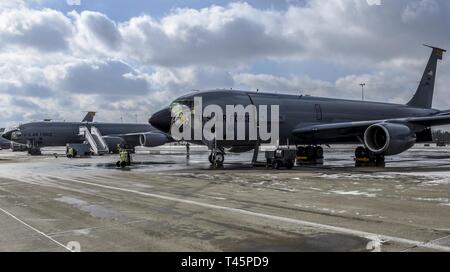 Deux KC-135 Stratotanker" "aéronefs affectés à la 171e Escadre de ravitaillement en vol près de Pittsburgh au repos sur la rampe après en dégivrage 6 mars 2019. L'aéronef doit voler en formation lors d'une mission de formation. Banque D'Images