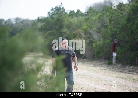 L'équipe de recherche 2-Charlie effectue une recherche d'une personne disparue dans une zone rurale, le 7 mars 2019, à Joint Base San Antonio-Camp Bullis. Les membres de l'équipe était composée de personnes de la communauté, les membres du bureau du shérif du comté de Bexar et le personnel de la Base aérienne 502d'aile. Banque D'Images