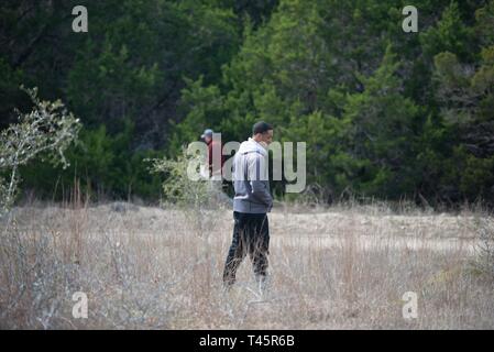 L'équipe de recherche 2-Charlie effectue une recherche d'une personne disparue dans une zone rurale, le 7 mars 2019, à Joint Base San Antonio-Camp Bullis. Les membres de l'équipe était composée de personnes de la communauté, les membres du bureau du shérif du comté de Bexar et le personnel de la Base aérienne 502d'aile. Banque D'Images