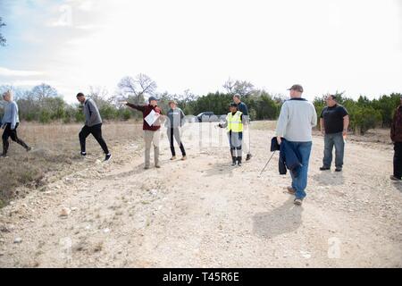 L'équipe de recherche 2-Charlie effectue une recherche d'une personne disparue dans une zone rurale, le 7 mars 2019, à Joint Base San Antonio-Camp Bullis. Les membres de l'équipe était composée de personnes de la communauté, les membres du bureau du shérif du comté de Bexar et le personnel de la Base aérienne 502d'aile. Banque D'Images