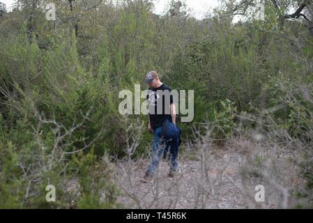 L'équipe de recherche 2-Charlie effectue une recherche d'une personne disparue dans une zone rurale, le 7 mars 2019, à Joint Base San Antonio-Camp Bullis. Les membres de l'équipe était composée de personnes de la communauté, les membres du bureau du shérif du comté de Bexar et le personnel de la Base aérienne 502d'aile. Banque D'Images