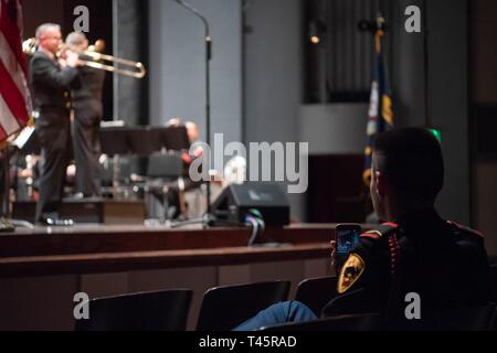 ROSWELL, N.M. (7 mars 2019) Un étudiant en musique à l'Institut militaire du Nouveau-Mexique enregistre une partie de la Marine Band Concert à Pearson, Auditorium à Roswell, Nouveau Mexique. La U.S. Navy Band effectuée dans 10 états au cours de son 23-ville, à 5 000 milles de tour, reliant les collectivités de tout le pays pour leur marine. Banque D'Images