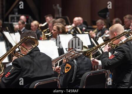 ROSWELL, N.M. (7 mars 2019) Les membres de l'Institut militaire du Nouveau-Mexique effectuer avec le programme de musique de la bande marine lors d'un concert à l'Aéroport Pearson Auditorium à Roswell, Nouveau Mexique. La U.S. Navy Band effectuée dans 10 états au cours de son 23-ville, à 5 000 milles de tour, reliant les collectivités de tout le pays pour leur marine. Banque D'Images