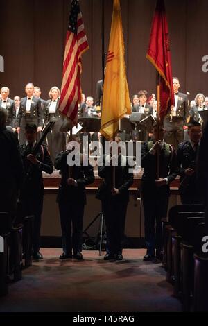 ROSWELL, N.M. (7 mars 2019) l'Académie militaire du Nouveau Mexique sur la garde d'honneur présente les couleurs au cours d'une marine Band concert à New Mexico Military Institute's Pearson Auditorium à Roswell, Nouveau Mexique. La U.S. Navy Band effectuée dans 10 états au cours de son 23-ville, à 5 000 milles de tour, reliant les collectivités de tout le pays pour leur marine. Banque D'Images