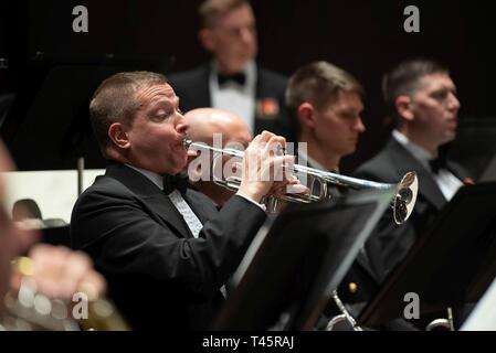 ROSWELL, N.M. (7 mars 2019) Concermaster chef Christopher Sala, de Wilbraham, Massachusetts, joue un solo de trompette marine lors d'un concert de musique au Nouveau Mexique Military Institute's Pearson Auditorium à Roswell, Nouveau Mexique. La U.S. Navy Band effectuée dans 10 états au cours de son 23-ville, à 5 000 milles de tour, reliant les collectivités de tout le pays pour leur marine. Banque D'Images
