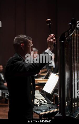 ROSWELL, N.M. (7 mars 2019) Musicien 1ère classe James Cromer, de Eldersburg, Maryland, joue le carillon pendant une Marine Band Concert à l'Institut militaire du Nouveau-Mexique Auditorium Pearson à Roswell, Nouveau Mexique. La U.S. Navy Band effectuée dans 10 états au cours de son 23-ville, à 5 000 milles de tour, reliant les collectivités de tout le pays pour leur marine. Banque D'Images