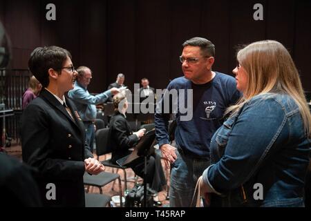 ROSWELL, N.M. (7 mars 2019) Musicien 1ère classe Allison Fletcher, à partir de la forêt, Virginie, des entretiens avec des membres de l'ensemble de flûte de Roswell qui a assisté à la Navy Band Concert à l'Institut militaire du Nouveau-Mexique Auditorium Pearson à Roswell, Nouveau Mexique. La U.S. Navy Band effectuée dans 10 états au cours de son 23-ville, à 5 000 milles de tour, reliant les collectivités de tout le pays pour leur marine. Banque D'Images