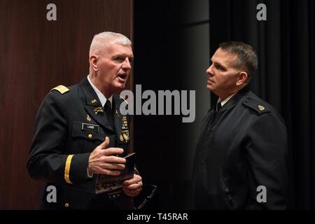 ROSWELL, N.M. (7 mars 2019) Eric Lopez, chef des chantres de Oqasmieh, Illinois, parle avec le capitaine William Lamb Jr., chef de la fanfare de l'Institut militaire du Nouveau Mexique, à la suite de la Marine Band Concert à Pearson, Auditorium à Roswell, Nouveau Mexique. La U.S. Navy Band effectuée dans 10 états au cours de son 23-ville, à 5 000 milles de tour, reliant les collectivités de tout le pays pour leur marine. Banque D'Images