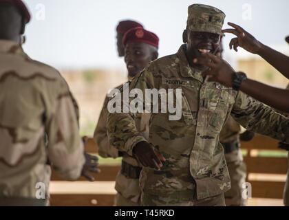 Un soldat de l'armée américaine avec le Siège, l'entreprise de 1 à 26, 2e Bataillon d'Infanterie Brigade Combat Team, la 101e Airborne, affecté à la Force opérationnelle combinée Force-Horn de l'Afrique, participe à un cours de danse pendant un sous-officier l'obtention du diplôme pour le bataillon d'intervention rapide (RIB), une force militaire d'élite de l'armée djiboutienne, à un lieu de formation près de Djibouti, le 7 mars 2019. Des soldats américains avec le bataillon 1-26 enseigné ce cours à la nervure des soldats. Banque D'Images
