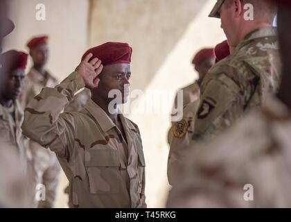 Un bataillon d'intervention rapide (RIB) soldat de l'armée djiboutienne la force militaire d'élite salue un officier lors d'un cours à un sous-officier l'obtention du diplôme de formation emplacement près de Djibouti, le 7 mars, 2019. Des soldats américains avec 1 à 26 Bataillon d'infanterie, 2e Brigade Combat Team, la 101e Airborne, affecté à la Force opérationnelle combinée Force-Horn de l'Afrique, a enseigné le cours de la nervure des soldats.