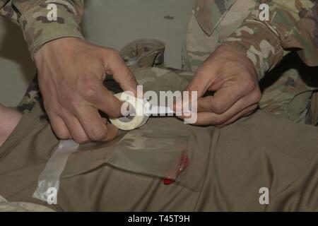 Pvt. Steven Peralta du 1er Bataillon, 16e Régiment d'infanterie, 1st Armored Brigade Combat Team, 1ère Division d'infanterie d'un assortiment joints blessure béante au cours d'un Combat Gareautrain Cours à Novo Selo, la Bulgarie, le 8 mars 2019. CLS a été une semaine de cours qui enseigne les soldats non médicaux de premiers soins d'urgence prolongée dans des conditions de combat. Durant ce cours, certaines des compétences de ces soldats ont été enseignées étaient comment mouvement tactique au moyen de scénarios médicaux alors que sous le feu, comment traiter les traumatismes d'amputé, et comment appliquer un garrot. Banque D'Images