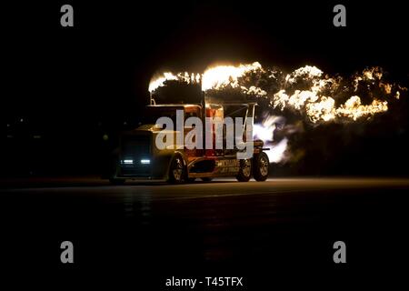 Chris Darnell, conducteur de camion, le Jet Shockwave réduit le Marine Corps Air Station (MCAS) Yuma (Arizona), au cours de la ligne de vol 2019 Yuma film crépusculaire, 8 mars 2019. Le jet de feu Flash le plus rapide au monde des camions les camions jet d'atteindre un record de 375 miles par heure. L'airshow est MCAS Yuma's seulement militaire de l'aéronautique de l'année et donne à la communauté une occasion de voir des artistes aériens et terrestres pour libre tout en interagissant avec les Marines et les marins. Banque D'Images