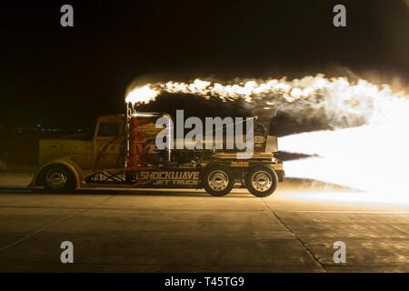 Chris Darnell, conducteur de camion, le Jet Shockwave réduit le Marine Corps Air Station(MCM) Yuma (Arizona), au cours de la ligne de vol Yuma 2019 Airshow 8 Mars, 2019. Le jet de feu Flash Les camions sont le plus rapide des avions à réaction d'atteindre un nombre record de 375 camions en miles par heure. L'airshow est MCAS Yuma's seulement militaire de l'aéronautique de l'année et donne à la communauté une occasion de voir des artistes aériens et terrestres pour libre tout en interagissant avec les Marines et les marins. Banque D'Images