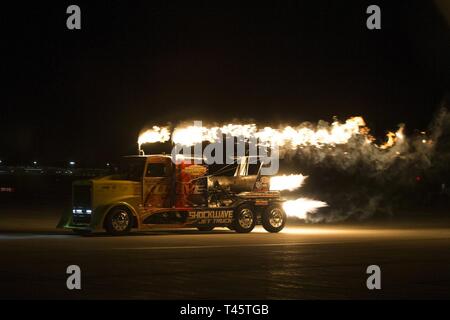 Chris Darnell, conducteur de camion, le Jet Shockwave réduit le Marine Corps Air Station(MCM) Yuma (Arizona), au cours de la ligne de vol Yuma 2019 Airshow 8 Mars, 2019. Le jet de feu Flash Les camions sont le plus rapide des avions à réaction d'atteindre un nombre record de 375 camions en miles par heure. L'airshow est MCAS Yuma's seulement militaire de l'aéronautique de l'année et donne à la communauté une occasion de voir des artistes aériens et terrestres pour libre tout en interagissant avec les Marines et les marins. Banque D'Images