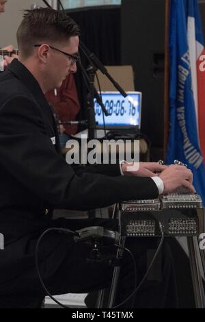 IRVING, Texas (8 mars 2019) Musicien 1ère classe Henry Johns, de Huntington Beach, Californie et pedal steel guitar player pour la U.S. Navy Band Pays effectue actuellement à la 35e Jamboree annuel Texas Steel Guitar à Irving au Texas. La bande marine effectue tous à travers le pays offrant la possibilité pour les collectivités de se connecter avec les marins et d'aller où les navires ne peuvent pas aller à forger des partenariats forts et capables d'un renforcement de l'Amérique. Banque D'Images