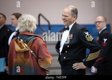 SANTA FE, N.M. (8 mars 2019) Chef Todd R. Morrison, de McLean, Virginie, parle avec un membre de l'auditoire après la Marine Band Concert à St Michael's High School de Santa Fe, Nouveau Mexique. La U.S. Navy Band effectuée dans 10 états au cours de son 23-ville, à 5 000 milles de tour, reliant les collectivités de tout le pays pour leur marine. Banque D'Images