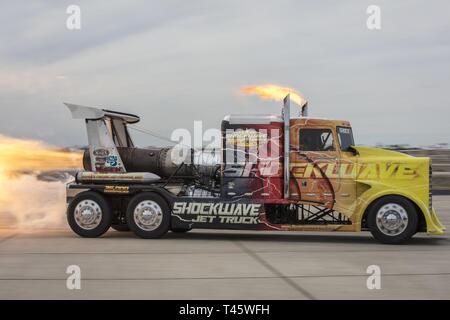 Chris Darnell, conducteur de camion, le Jet Shockwave réduit le Marine Corps Air Station Yuma (MCAS) au cours de la ligne de vol Yuma 2019 Airhow hébergé par Marine Corps Air Station (MCAS) Yuma en Arizona, le 9 mars 2019. L'airshow est MCAS Yuma's seulement militaire de l'aéronautique de l'année et donne à la communauté une occasion de voir des artistes aériens et terrestres pour libre tout en interagissant avec les Marines et les marins. Banque D'Images