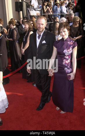 LOS ANGELES, CA. 09 mars 2003 : SARAH CLARKE & mari XANDER BERKELEY à la 9e édition des Screen Actors Guild Awards à Los Angeles. Banque D'Images