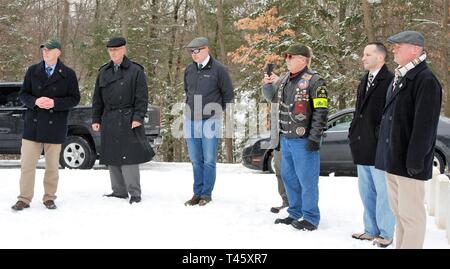 Les anciens combattants de la 1e Bataillon d'infanterie 69e regarder comme un mémorial commémorant les soldats irlandais-couronne de la guerre civile est placé sur les soldats Lot en cimetière rural d'Albany, le 10 mars 2019. Les anciens combattants de la Garde Nationale de New York du 1er bataillon du 69th Infantry qui vivent dans la région d'Albany (New York)- marquaient les tombes des soldats américains d'une guerre civile au cimetière rural d'Albany et St Agnes cimetière catholique de reconnaître le lien entre leur service et la 69e d'infanterie, qui était historiquement une unité d'Irlandais et d'une partie de la Brigade irlandaise pendant la guerre. ( U.S. Army Natio Banque D'Images