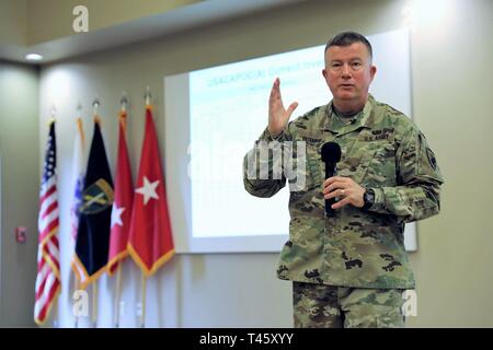 Le général de Darrell Guthrie, United States Army & des affaires civiles de la commande d'opérations psychologiques (Airborne) commandant général, parle aux hauts dirigeants au cours de la formation annuelle bref lundi 4 mars 2019 à l'USACAPOC(A) administration centrale sur Fort Bragg. N.C. Banque D'Images