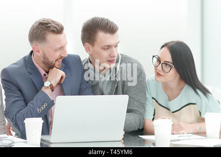 L'équipe d'affaires de discuter les termes du nouveau contrat lors d'une réunion à l'office. Banque D'Images