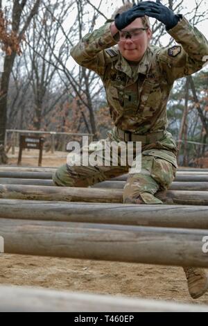 Premier lieutenant Diana Karlova, chimiques, biologiques, radiologiques et nucléaires (CBRN), l'agent affecté à la 45e Compagnie CBRN, 70e Bataillon de soutien de la Brigade, 210e Brigade d'artillerie de campagne (FAB), bondit sur un journal dans le cadre de la grande marche sur obstacle dans le cadre de la course à obstacles pendant la 210e FAB 2019 Concours meilleur guerrier, Camp Hovey, République de Corée, le 12 mars 2019. La compétition a été une précieuse expérience en formation, et les gagnants se verront l'avance à la 2e Division d'infanterie d'avril 2019 Concours meilleur guerrier. Banque D'Images