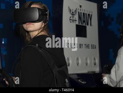 (27 févr. 2019) Un étudiant de Baker l'expérience du secondaire de réalité virtuelle du Marine actif, le Nimitz, le recrutement dans la Marine au cours de la commande "essaim" Mobile l'évolution. Recruteurs du recrutement pour la Marine et la marine commande Groupe d'acquisition de talents New Orleans compiler une équipe "Swarming", qui est une nouvelle stratégie de recrutement, à l'appui de la politique nationale de construire un 355-ship marine. Banque D'Images