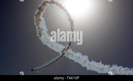 La performance de l'antenne avec ses Skycats Grumman G-164A Ag-Cat 'Catwalk' SE-KXR maquette d'acrobaties aériennes aérienne sur l'aéroport international Avalon à Geelong, Victoria, Australie, le 27 février, 2019. Les Skycats manoeuvres acrobatiques effectués avec une aile-walking act. Banque D'Images