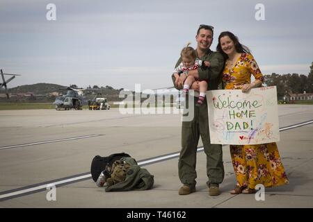 Le capitaine des Marines, un Thomas Breard UH-1Y Venom avec pilote de l'escadron 166 à rotors basculants moyen maritime renforcée, 13e Marine Expeditionary Unit (MEU) retrouve sa famille après son retour d'un succès, huit mois de déploiement de l'Indo-Pacifique, Moyen-Orient, Méditerranée, et de la Corne de l'Afrique, le 26 février 2019. Tout au long du déploiement, de l'Essex Marine Groupe amphibie et 13e MEU équipe a participé à une variété d'exercices avec des partenaires de toute la région indo-pacifique, de la Méditerranée et du Moyen Orient, qui a permis de renforcer les partenariats et l'augmentation de la préparation au combat, un amphibie Banque D'Images