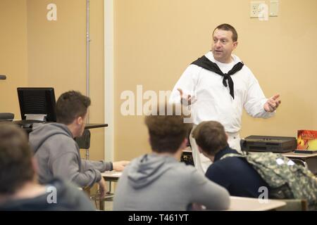 Ala. (28 févr. 2019) maître d'Armes 1ère classe Boblett Rex à partir de l'USS Constitution parle aux étudiants de Theodore Études secondaires au cours de recrutement pour la Marine la commande "essaim" Mobile l'évolution. Recruteurs du recrutement pour la Marine et la marine commande Groupe d'acquisition de talents de La Nouvelle-Orléans, avec la réalité virtuelle de la Marine, de l'actif le Nimitz, compiler un "Swarming", qui est une nouvelle stratégie de recrutement, à l'appui de la politique nationale de construire un 355-ship marine. Banque D'Images