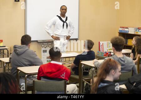 Ala. (28 février 2019), spécialiste des questions de personnel de la jeune Jordan marin USS Constitution parle aux étudiants de Theodore Études secondaires au cours de recrutement pour la Marine la commande "essaim" Mobile l'évolution. Recruteurs du recrutement pour la Marine et la marine commande Groupe d'acquisition de talents de La Nouvelle-Orléans, avec la réalité virtuelle de la Marine, de l'actif le Nimitz, compiler un "Swarming", qui est une nouvelle stratégie de recrutement, à l'appui de la politique nationale de construire un 355-ship marine. Banque D'Images