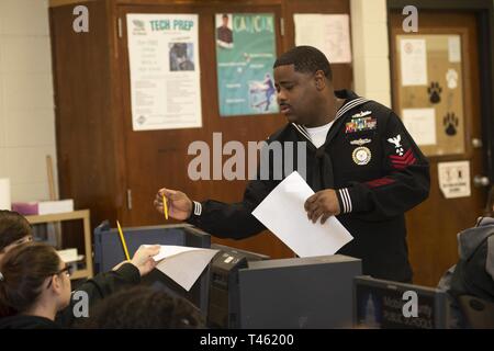 Ala. (28 févr. 2019) 4400 Machiniste 1re classe Jermain Evans, un recrutement pour la Marine, recruteur de Houston District parle aux étudiants de Theodore Études secondaires au cours de recrutement pour la Marine la commande "essaim" Mobile l'évolution. Recruteurs du recrutement pour la Marine et la marine commande Groupe d'acquisition de talents de La Nouvelle-Orléans, avec la réalité virtuelle de la Marine, de l'actif le Nimitz, compiler un "Swarming", qui est une nouvelle stratégie de recrutement, à l'appui de la politique nationale de construire un 355-ship marine. Banque D'Images