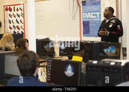 Ala. (28 févr. 2019) 4400 Machiniste 1re classe Jermain Evans, un recrutement pour la Marine, recruteur de Houston District parle aux étudiants de Theodore Études secondaires au cours de recrutement pour la Marine la commande "essaim" Mobile l'évolution. Recruteurs du recrutement pour la Marine et la marine commande Groupe d'acquisition de talents de La Nouvelle-Orléans, avec la réalité virtuelle de la Marine, de l'actif le Nimitz, compiler un "Swarming", qui est une nouvelle stratégie de recrutement, à l'appui de la politique nationale de construire un 355-ship marine. Banque D'Images