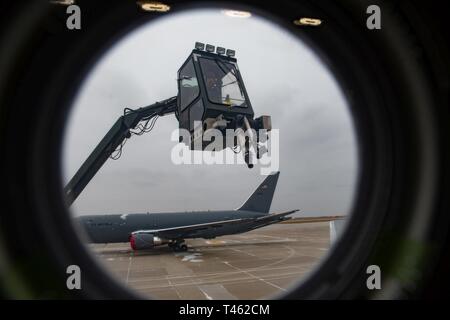 Navigant de première classe Thomas Hawkins, 22e Escadron de maintenance des aéronefs, de compagnon de propulsion aéronautique-ices l'aile d'un KC-46A Pegasus à McConnell Air Force Base, Kan., févr. 28, 2019. La neige a dû être retiré de l'avion avant qu'il ne pouvait être autorisé à voler sa première sortie locale puisque l'Armée de l'air a accepté le nouveau système d'arme le 25 janvier 2019. Banque D'Images