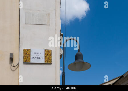 RAVENNA, ITALIE 03 AOÛT 2018 : la toponymie plaque mosaïque dans la ville de Ravenne Banque D'Images